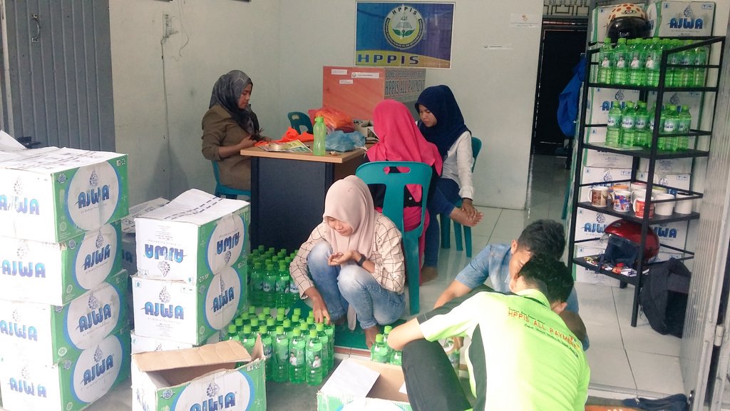 rhidayahharahap's tweet photo. @ustad_alhabsyi Packing Air Minum Sehat AJWA untk pendistribusian AJWA ke  Pangkalan Brandan, Langkat-SUMUT https://t.co/nDQ4e10lC7
