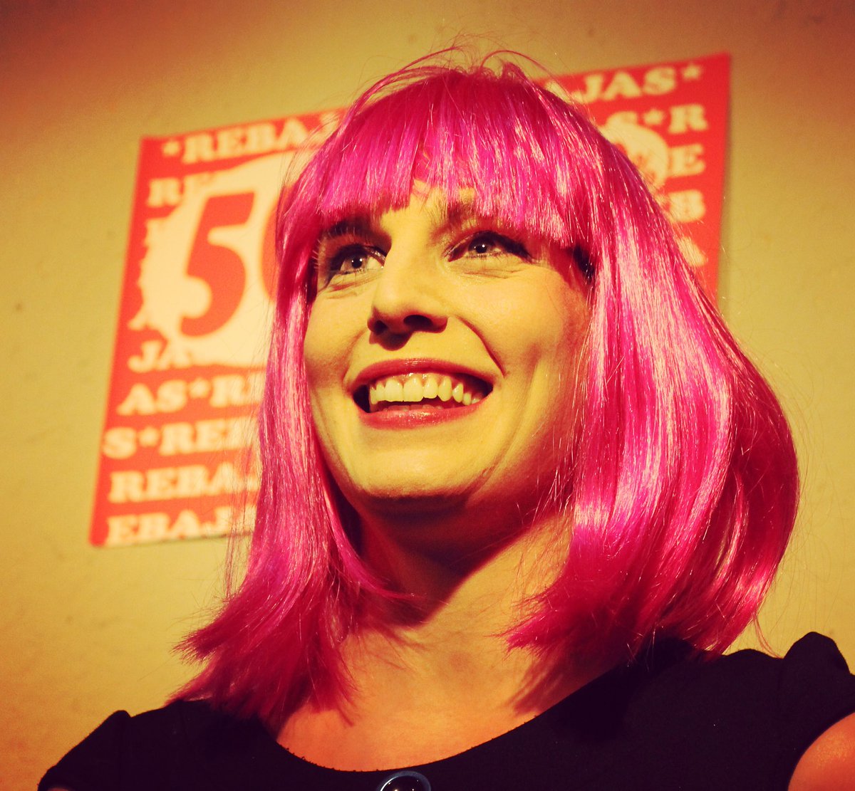 microteatro's tweet photo. ¿Has pensado alguna vez qué es lo que pasa dentro de los escaparates cuando las tiendas cierran? #MicroModasLoli https://t.co/FCKygwHyAs
