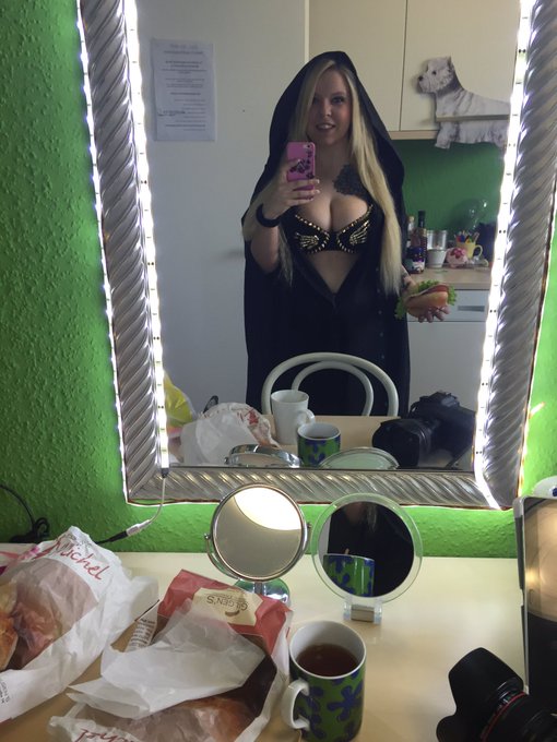 Was mache ich hier schon wieder?! 😂 #Sensenfrau #Fotoshooting #titt&ouml;n https://t.co/8e1ErLnz2J<a href="/tag/sensenfrau"class="tags">#Sensenfrau</a><a href="/tag/fotoshooting"class="tags"><span>#fotoshooting</span></a><a href="/tag/titt%C3%B6n"class="tags"><span>#titt&ouml;n</span></a>