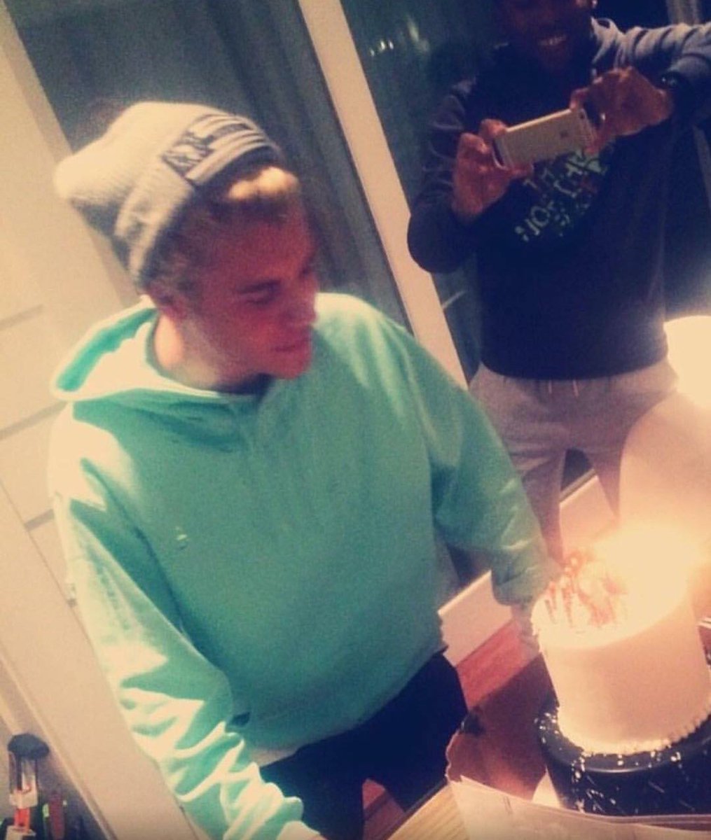 LaColaDeBieber_'s tweet photo. Ya con 22😭😭😭❤ mi gordito hermoso con su pastel😭❤
#HappyBirthdayJustinBieber https://t.co/u1i9RcfzUg