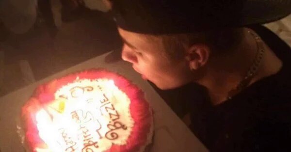 httpsrepf's tweet photo. tá doendo #HappyBirthdayJustinBieber #askbelieber https://t.co/Hcm96BVbBu