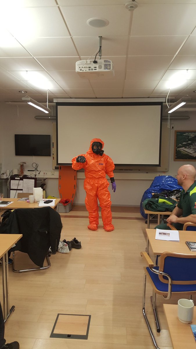 s_stendahl's tweet photo. Nu får de "nya" prova på de nya dräkterna #kemambulans #CBRN E https://t.co/RChWU7uQMQ