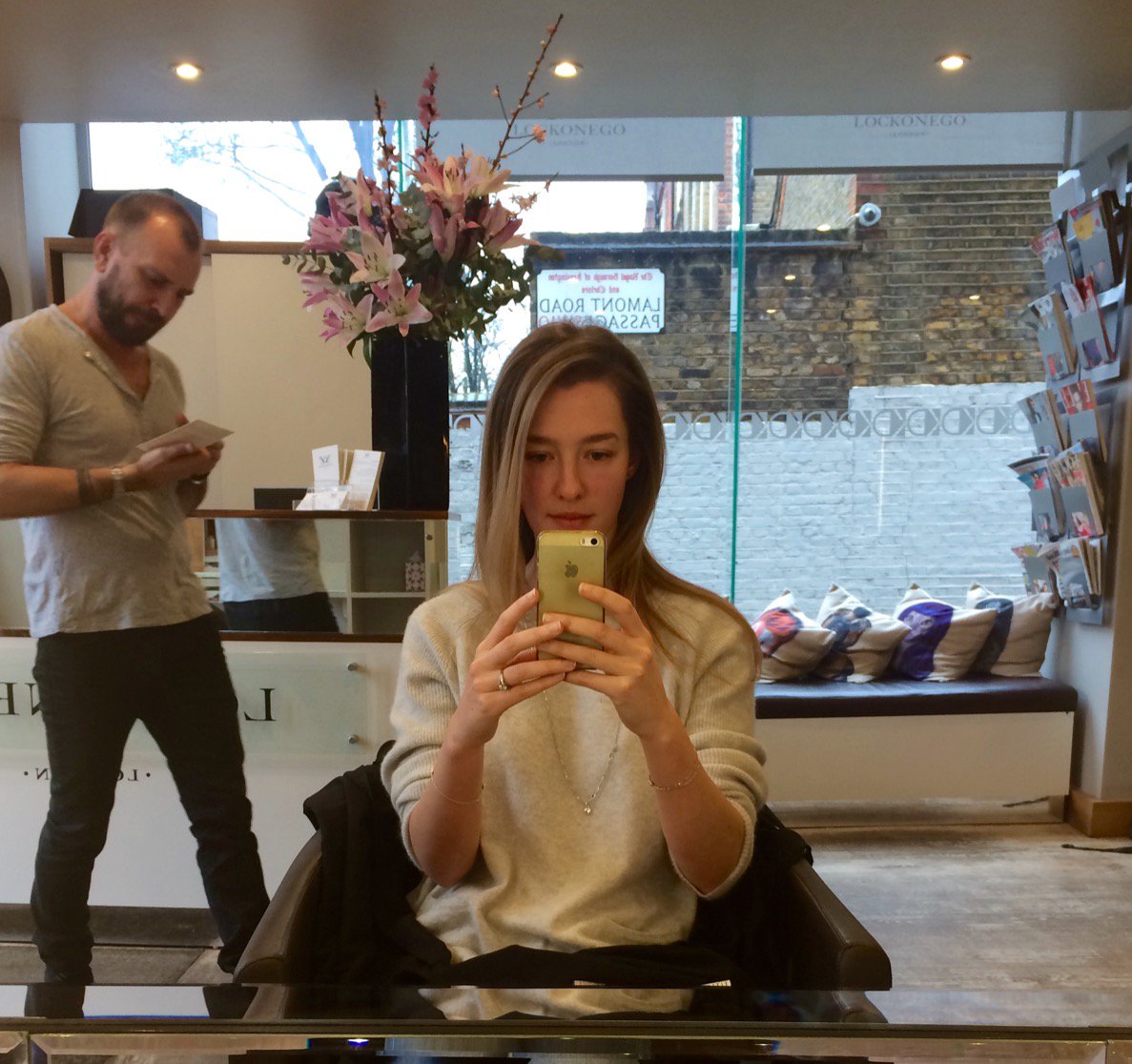 SloaneSquareMag's tweet image. Our deputy ed @callysquires getting a blowout from the wonderful @Jonnylockonego at @Lockonego ☔️😎☔️ #chelseavibes