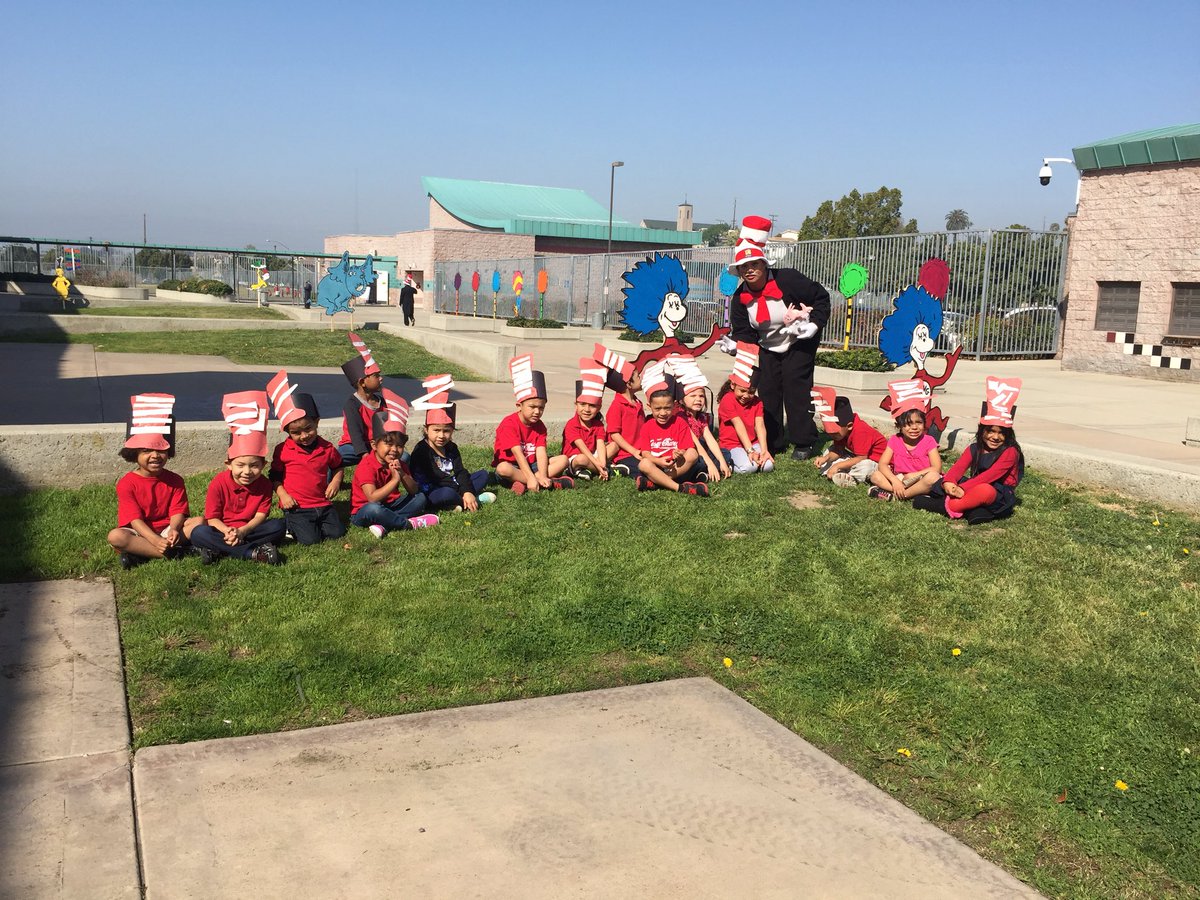 xeniathewarrior's tweet photo. It's reading across America all week long at #chavezelementary https://t.co/8CPKpO2bh7