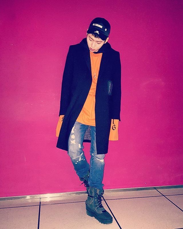 BlockBFAMILY's tweet photo. [ZICO_INS]Pose
#mood #waitingforwhat #zico #vetements #boost950 #mastermind https://t.co/AaAolb6Zj1