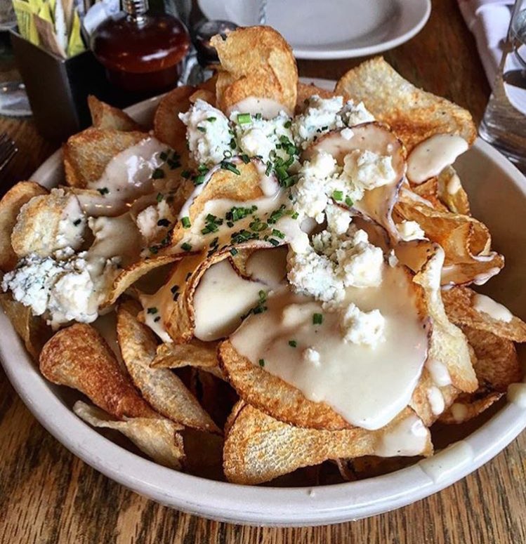 Chips de patata con queso azul.