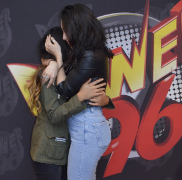 milesdefix's tweet image. [FOTOS] 01.03 - Lauren na rádio Power 96.
fifthharmonybrasil.com/galeria/thumbn…