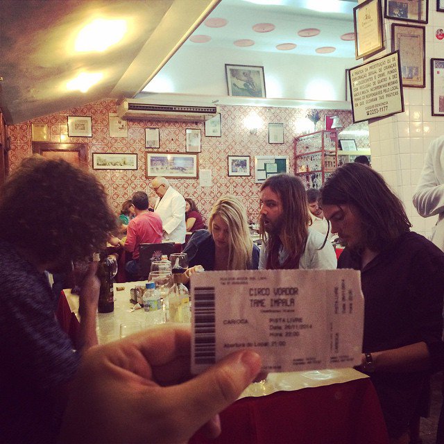 TameImpalaBr's tweet photo. imagina almoçar assim #tameimpala #tameimpalabrasil #kevinparker #domsimper #julienbarbagallo https://t.co/mjhOnLtSiF