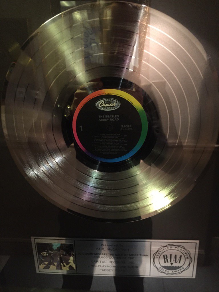 xenakis_'s tweet image. και ο πλατινένιος δισκος στο Hard Rock Cafe  του Λονδίνου.