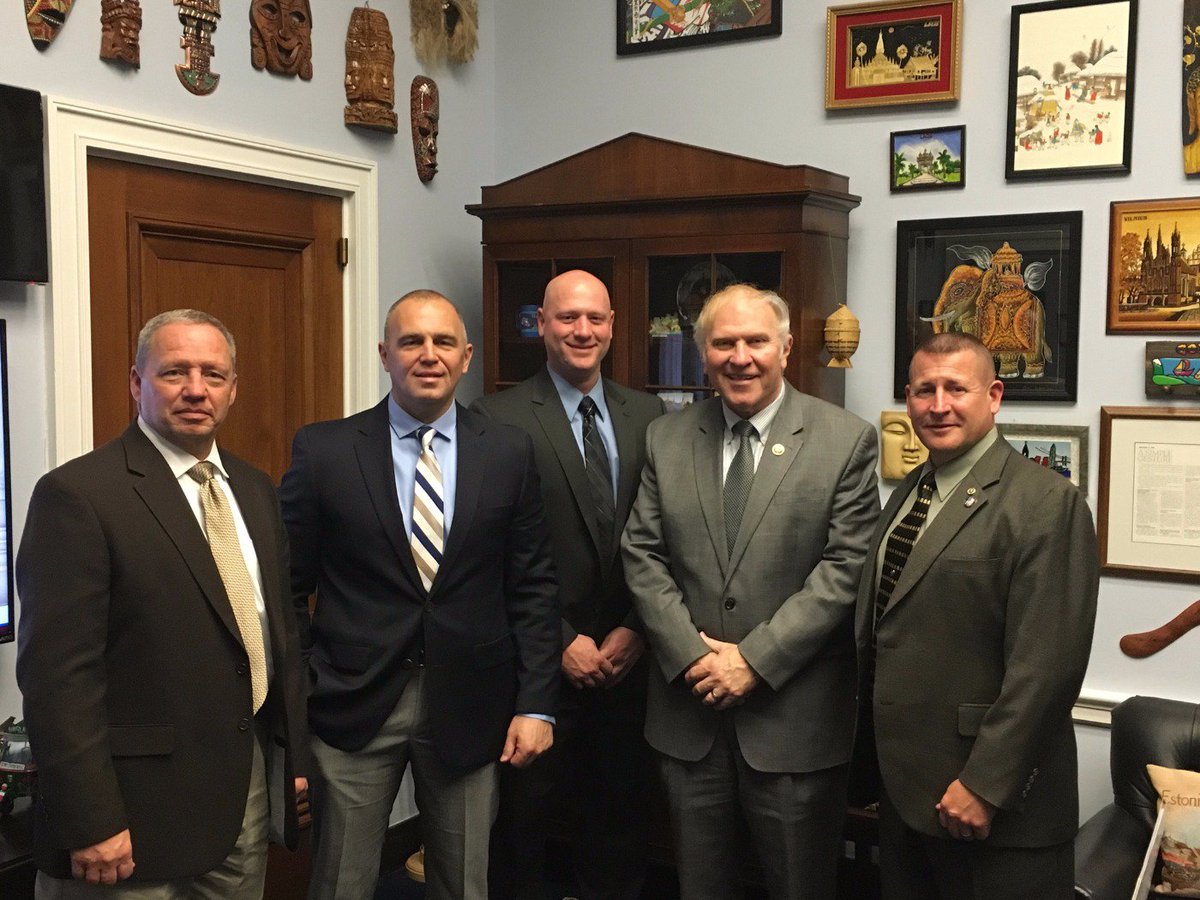FOPofOhio's tweet photo. Cincinnati FOP members talking to Rep. Chabot about officer safety issues.  #FOPinDC https://t.co/T5uAnJjtbc