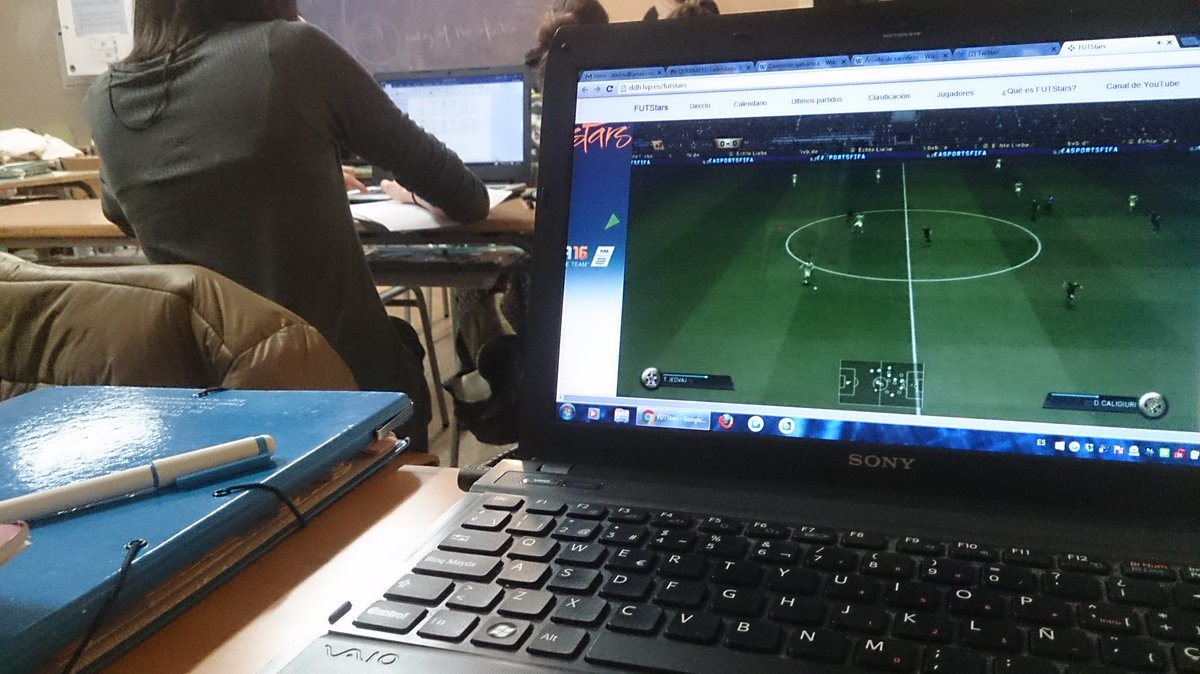 ab3lqpasa's tweet photo. En clase viendo #FUTStars3 si me ven me sacan tarjeta roja https://t.co/LSH8yJf5aX