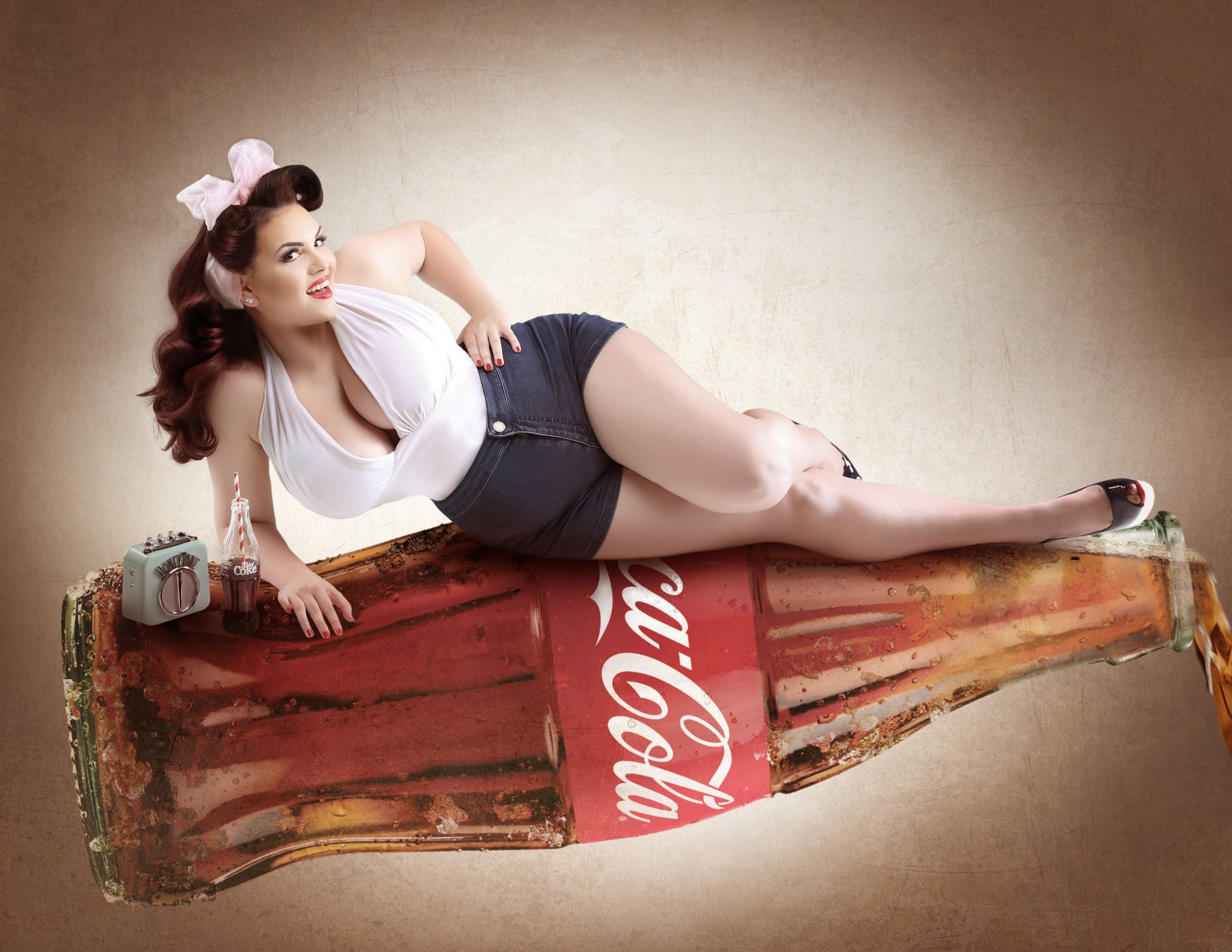 Hi everyone #dollhousephotography #pinup #coke #cola #curvygirlsrule #COCACOLA #bigboobs #vintage #radio https://t.co/obIxFBoAEQ