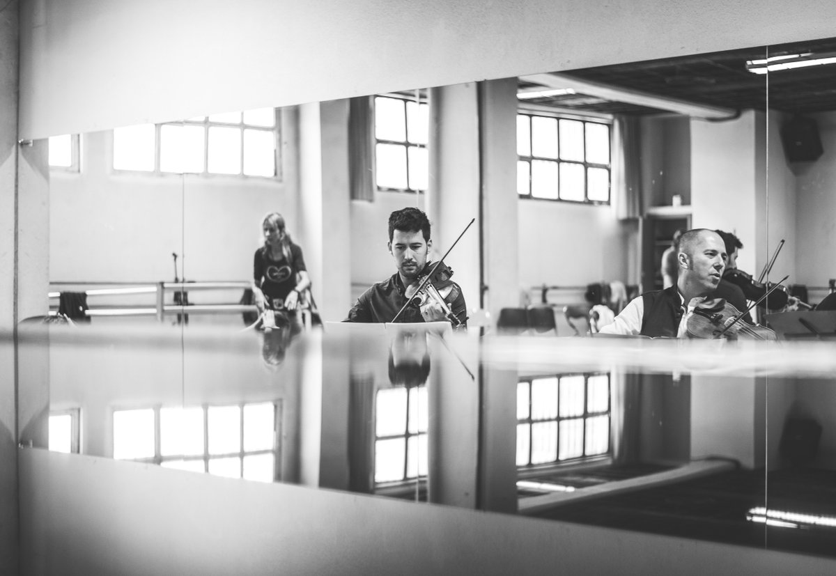 NotaDePaso_Cia's tweet photo. La reflejo de la música en directo en #DeAmorHerido. Cuarteto de cuerda y piano para una fantasía lorquiana #Ganas https://t.co/aRJPmn1eJw