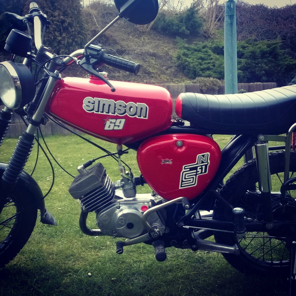 Punk4ever0815's tweet photo. Moped polieren @LeaSchokokuchen https://t.co/ZfVYrfyCgc