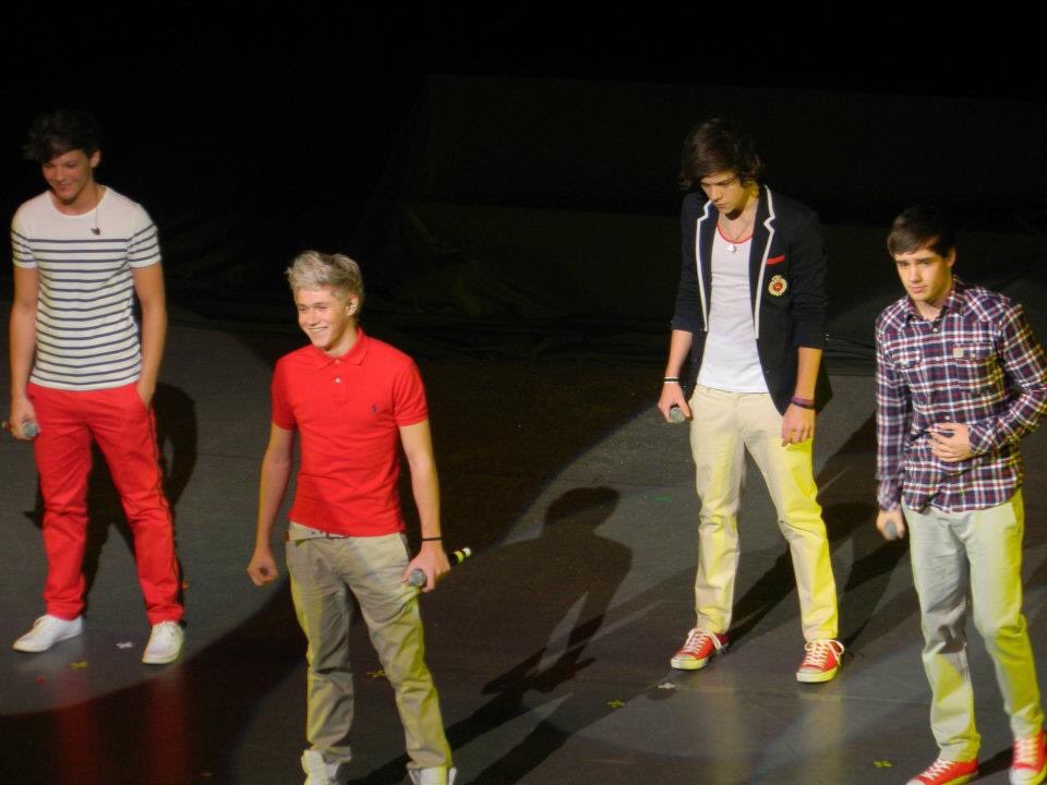starz1nelli's tweet photo. 4 years ago today we saw the boys for the first time 😭💕 @marisa32686 @onedirection https://t.co/qMSXkvBQd2