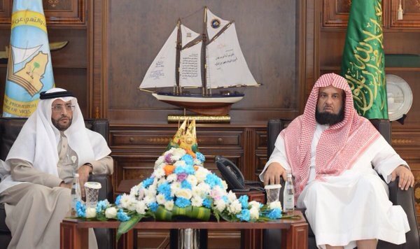 Osaime10's tweet image. ايش هالرومنسية يا #رئيس_الهيئات
ورد هلالي كبر جثتك وفخذك طالع!!
ومضيع #الهيئة 
وين #الأوامر_الملكية