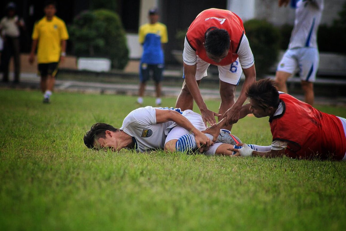 KimKurniawan's tweet photo. Kejadian td di latihan tp jangan khwatir hanya cedera ringan dan semoga besok kembali latihan bersama team! 💪🏻⚽️ https://t.co/LY28fy6ysE