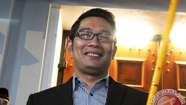 Beritasatu's tweet photo. #PopulerB1 2: Pesan Jokowi Jadi Pertimbangan Ridwan Kamil Tak Maju di Pilkada DKI 2017 https://t.co/lBcBgqyp4j https://t.co/PA5RGt5P6B