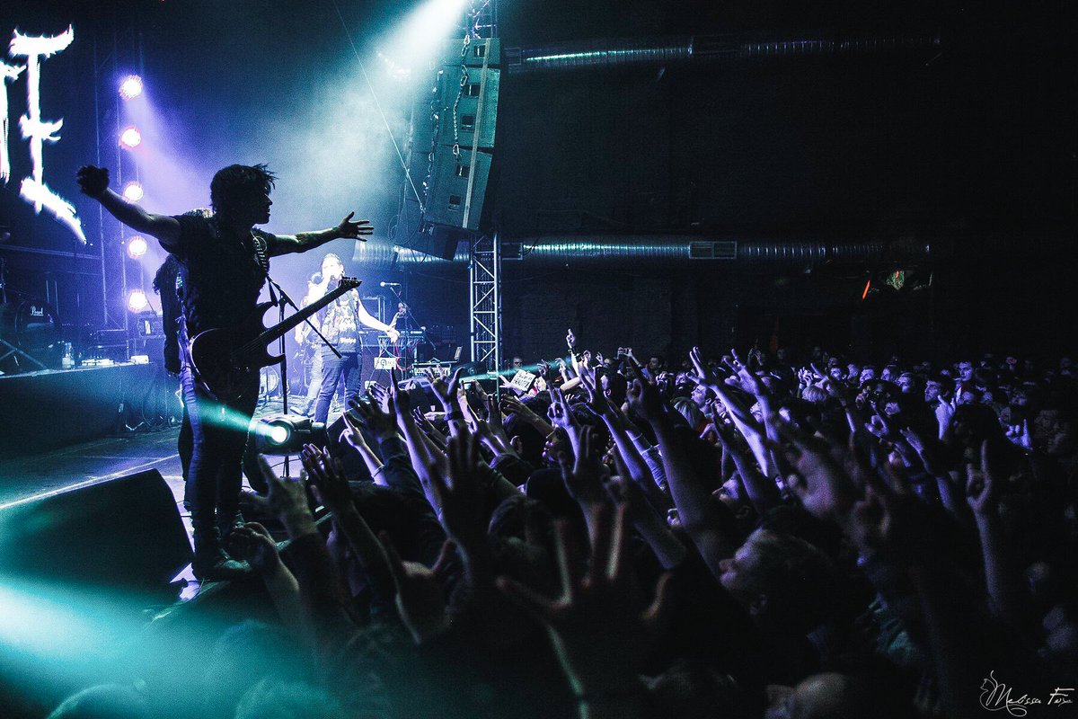 ETFRussia's tweet photo. Oh, memories #EscapeTheFate #ETFrussia #ETF #ETF2013 #ETFfamily #ETFarmy https://t.co/VwBiFvjR4z