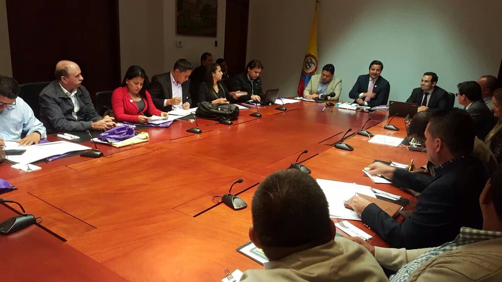 AlcalDoncello's tweet photo. Ministro @lunadavid se reune con alcaldesa Sandra M Losada F y otros alcaldes del Caquetá para presentar #OfertaTIC https://t.co/e6kxsqhQs2