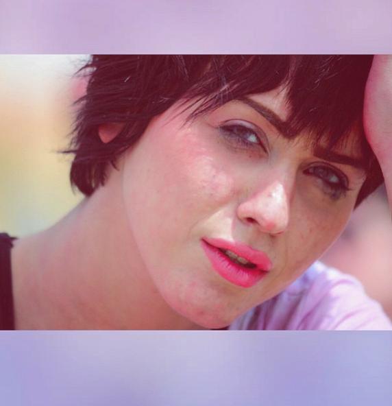 جَف حبري و لَم يفهمنِي أحَد ،
هَل أصبَحَ حَرفي صَامِتاً أم اختنَقَ بَينَ رآحِلةٍ و مَيِّته ،،!!*