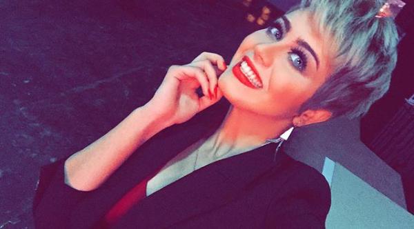 وخلف تلك الوجوه الضاحكه الف قصه وجع وألم لا يُباح به ولا يفهمه احد ،،!!*