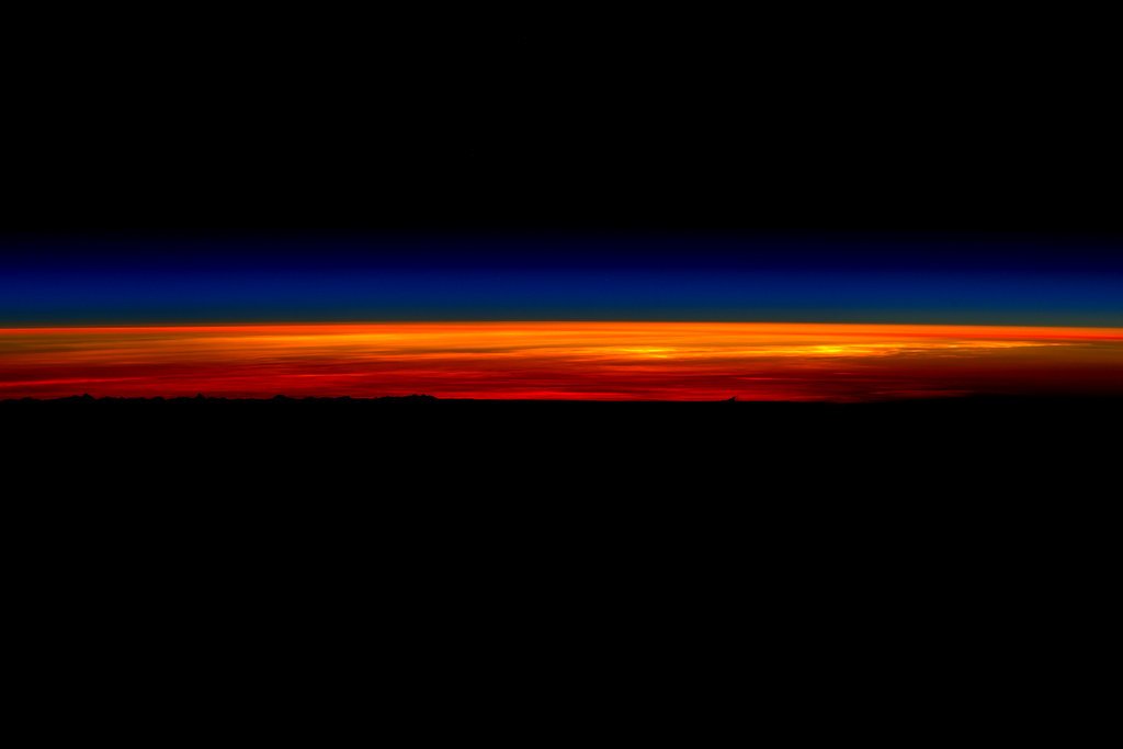 StationCDRKelly's tweet image. Rise and shine! My last #sunrise from space then I gotta go! 1 of 5. #GoodMorning from @space_station! #YearInSpace