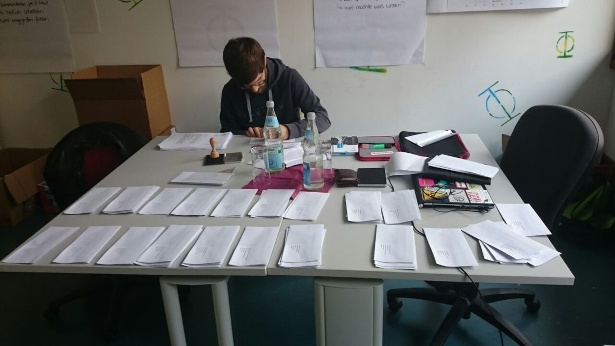 ZaPFamSee's tweet photo. Briefe ausdrucken, in Umschläge stecken, Stempel drauf. Zack feddich: ZaPF-Einladungen. #ZaPFamSee #noch64Tage https://t.co/6I67fwp5sY