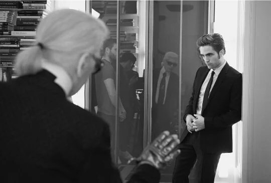 Robpattz_pics's tweet photo. New BTS pics 👌 Robert Pattinson and Karl Lagerfeld #DiorRob @Dior https://t.co/8MAaoo77JF