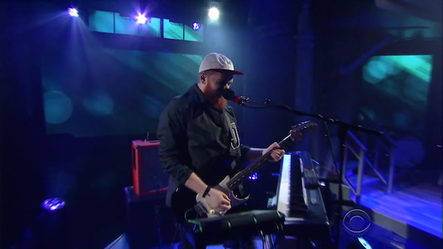 PasteMagazine's tweet photo. Watch @JackGarratt multitask the hell out of "Worry" on @colbertlateshow https://t.co/gKpfY1Vvb4 https://t.co/ik3ThNXOLA