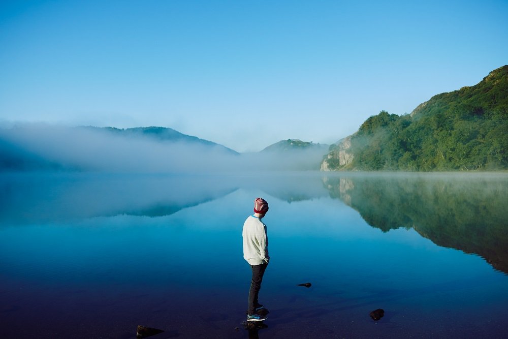 VisitBritain's tweet photo. Oh to be there now! Llyn Gwynant, Snowdonia National Park #WalesAdventure #StDavidsDay https://t.co/A0fieEHMqd https://t.co/JXut8O1qJI