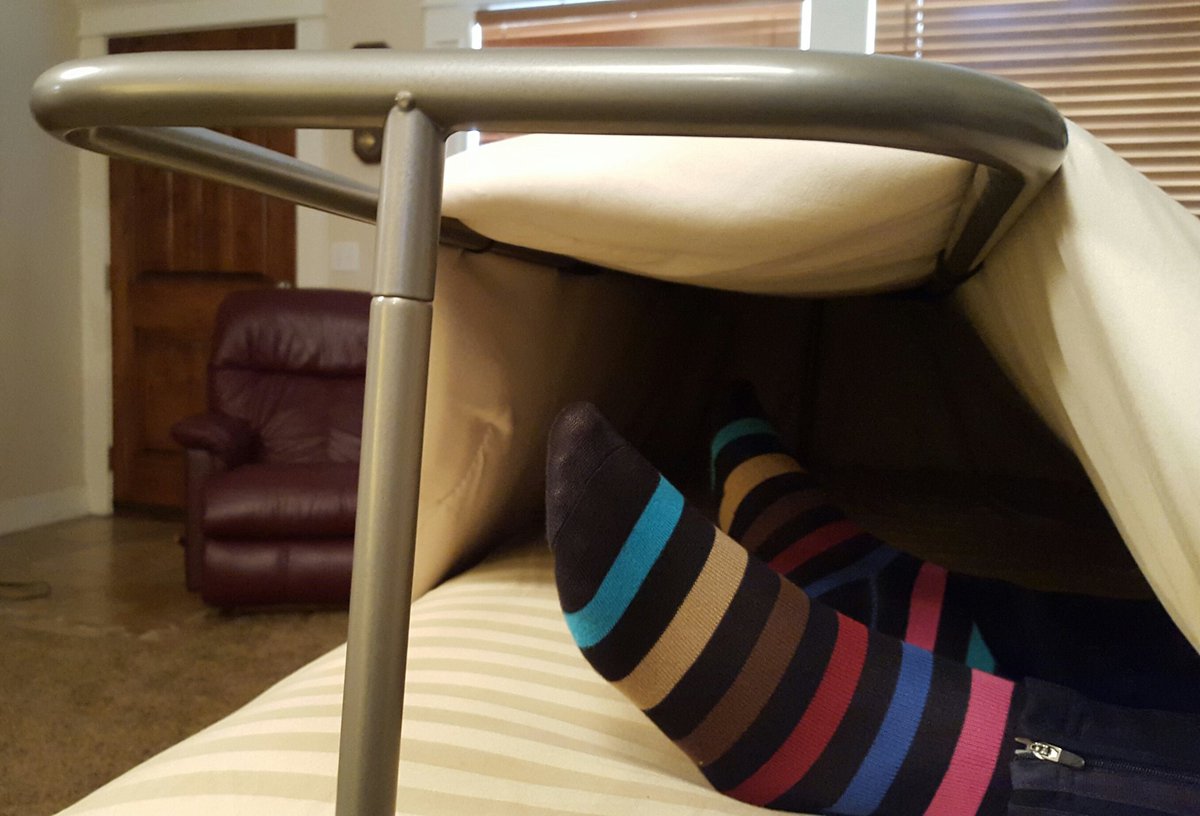 SheriRogersRN's tweet photo. #footpain ruining your #sleep ? #theblanketbar lifts bedding off  #sorefeet relieving #pain. https://t.co/mPmu76j9br https://t.co/gnhFOOXecW