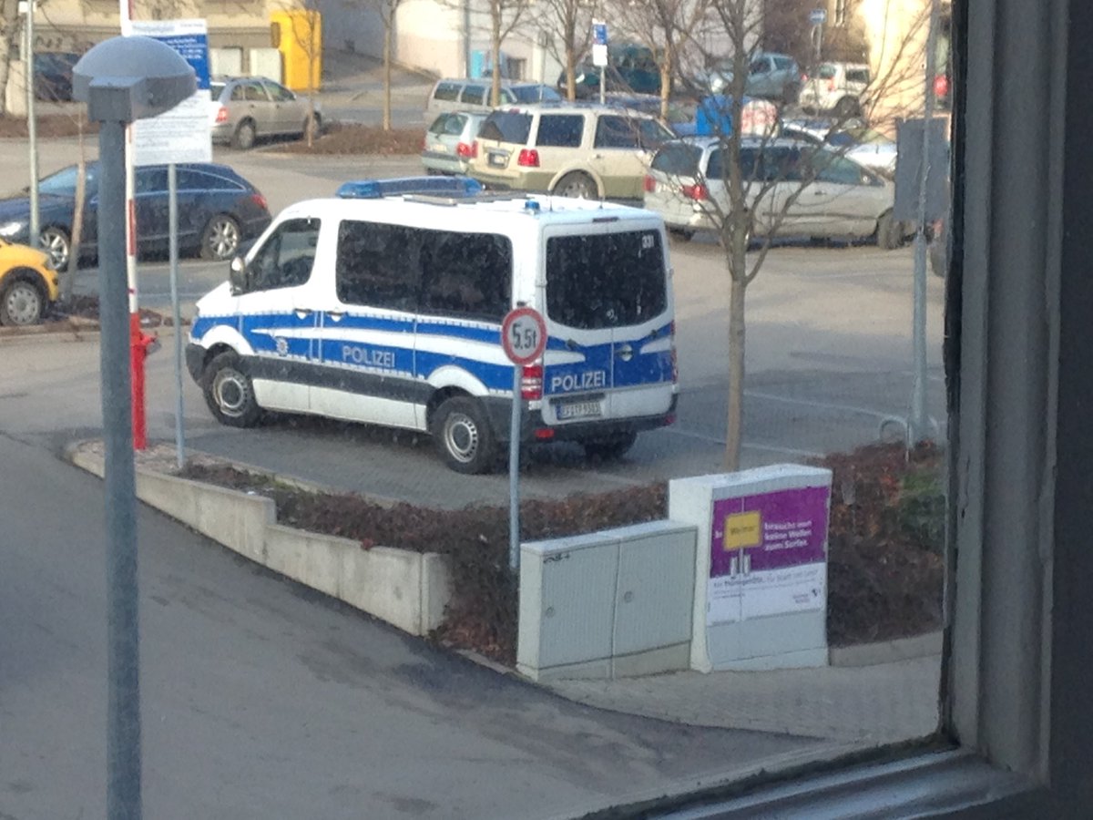 Polizei übt sich auch noch im einparken. #WE0103 #nothügida