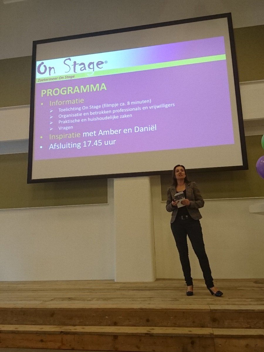 Bella heet ons welkom op de informatiebijeenkomst. #zoetermeeronstage