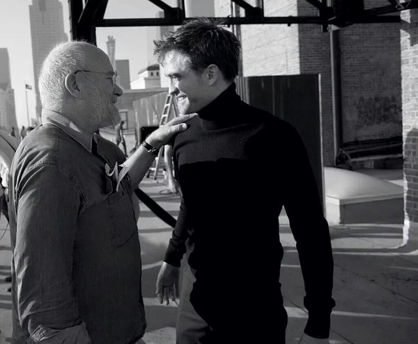 byunexog's tweet photo. ESTOY EN EL SUELO.!  #DIOR #RobertPattinson 😍😍😍 https://t.co/7wbpPYcIJm
