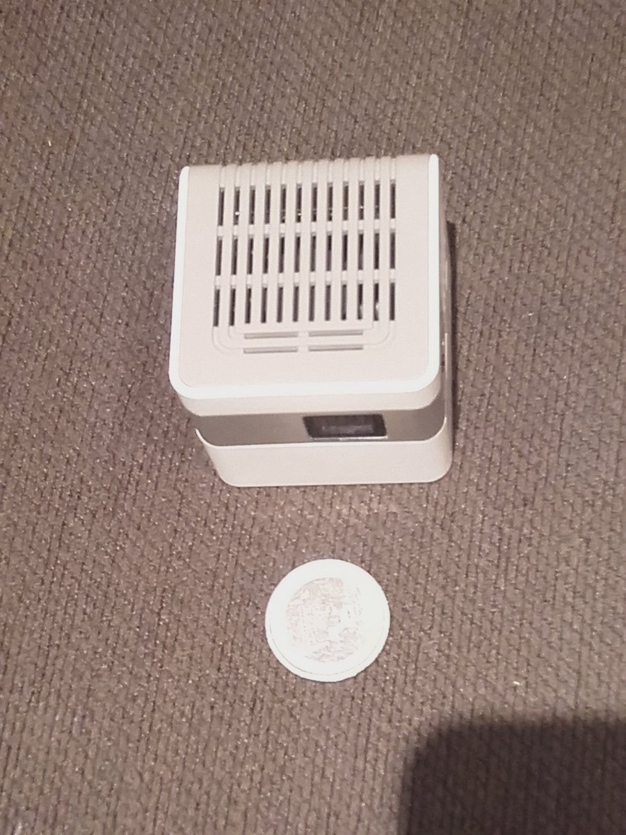 InnocubeSpain's tweet photo. Hoy os dejamos con una foto de nuestro #INNOCUBE al lado de una moneda de euro. #esmuypequeño https://t.co/x4cN45iv0W