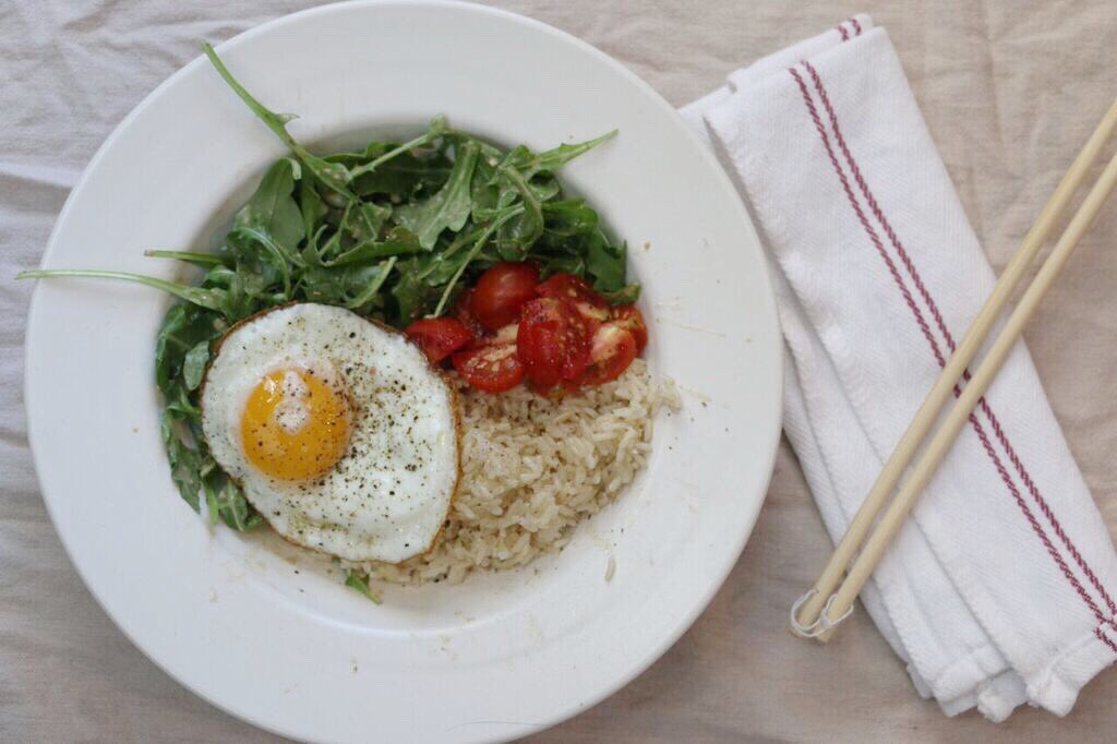 Adding a fried egg takes your lunch from boring to fun real quick! 🍳

#hempseeds #eathappy #friedegg #lunch