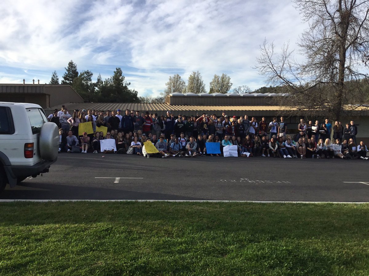 Sacnewsguy's tweet photo. student protest at Oak Ridge High School in El Dorado Hills! https://t.co/iEJ5zXul6s