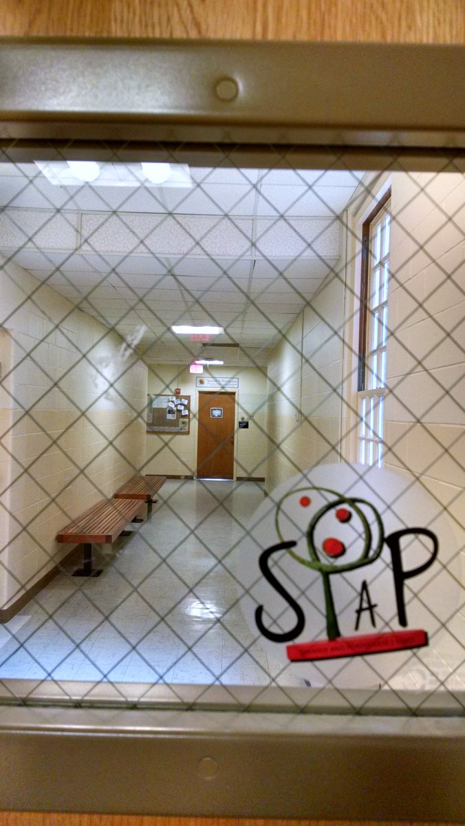 SPAP_UMD's tweet image. El árbol creepin on the SPAP Advisor- Fabián Faccio&apos;s office! #SpapInterventionUMD #4marzocasaabiertaUMD