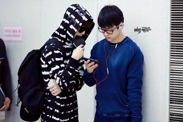 Baerjaporn's tweet photo. นั่งกดยืนกดกันใหญ่เลย 
#777DaysWithGOT7 
#777d https://t.co/9NkLauOYWx
