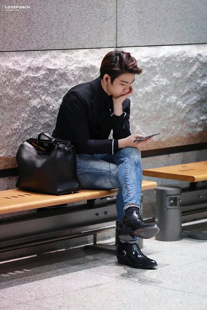 Baerjaporn's tweet photo. นั่งกดยืนกดกันใหญ่เลย 
#777DaysWithGOT7 
#777d https://t.co/9NkLauOYWx