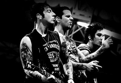 A7XES's tweet photo. #Twofor2sday with @TheOfficialA7X! https://t.co/OeU1Z0A1b0