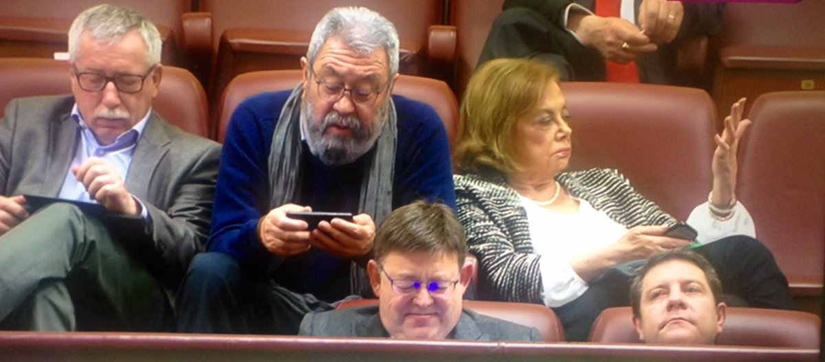 componente_mike's tweet image. Les importa a todos una mierda, pero la mujer de la derecha se pasa... #SesionDeInvestidura