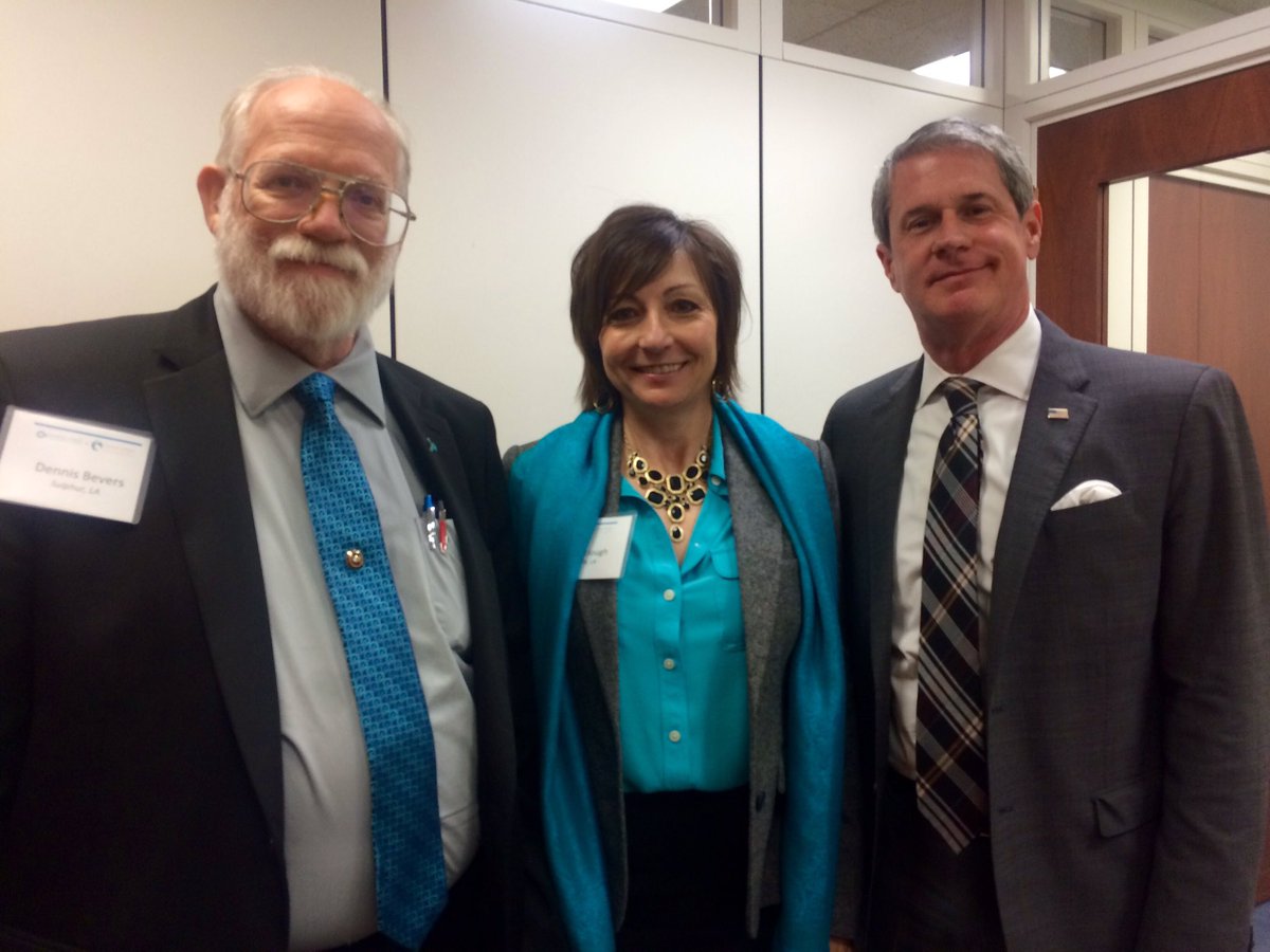 IlisaPaul's tweet photo. Great to see @senatorvitter w/@OCNA advocates from Louisiana &amp; discuss increasing #ovariancancer research funding https://t.co/BEHEb0aE9f