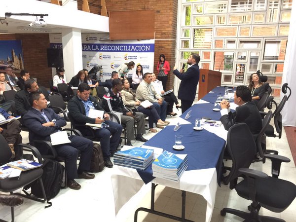 AlcalDoncello's tweet photo. Nuestra alcaldesa, reunión con Dir. De Política Contra las Drogas de @MinjusticiaCo, y demas alcaldes del Caquetá https://t.co/XLsKUfp3S9