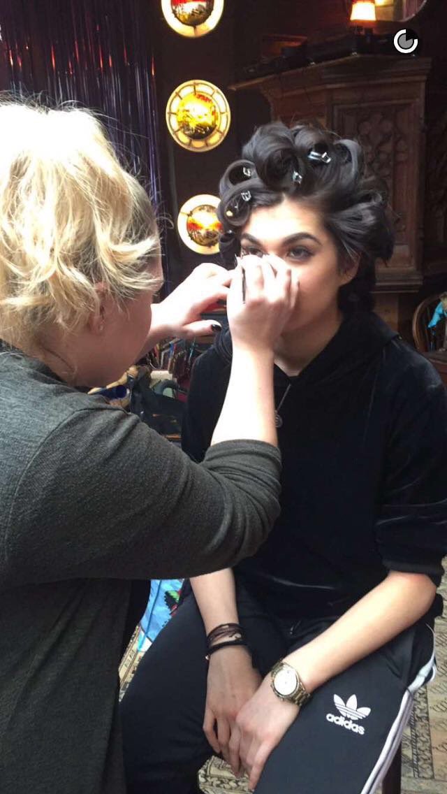 ParisaUpdates's tweet photo. #PHOTOS 2-3 | Behind the scenes from yesterday's photoshoot. (via @parisabrasil) #ParisaUpdates https://t.co/w9f60ME8uH