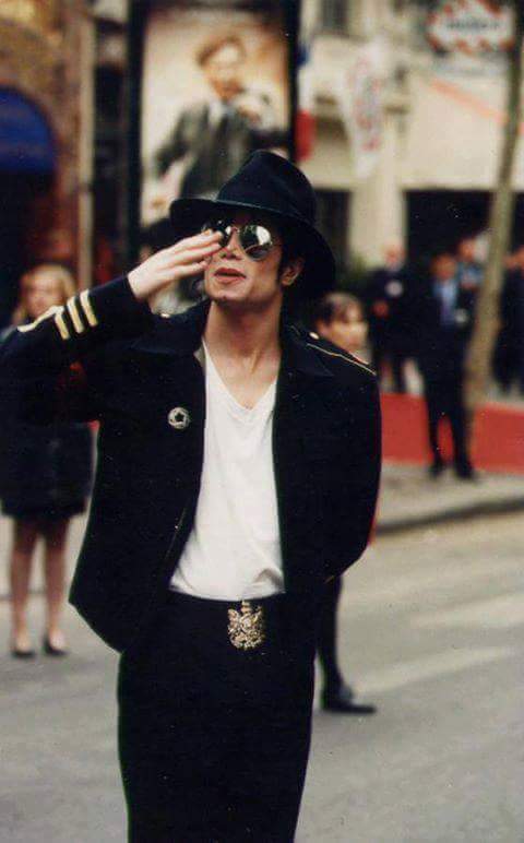 ReignsJackson's tweet photo. RT IF YOU LOVE #MichaelJackson KISSES #MJFAM https://t.co/dkp6rvrEMq