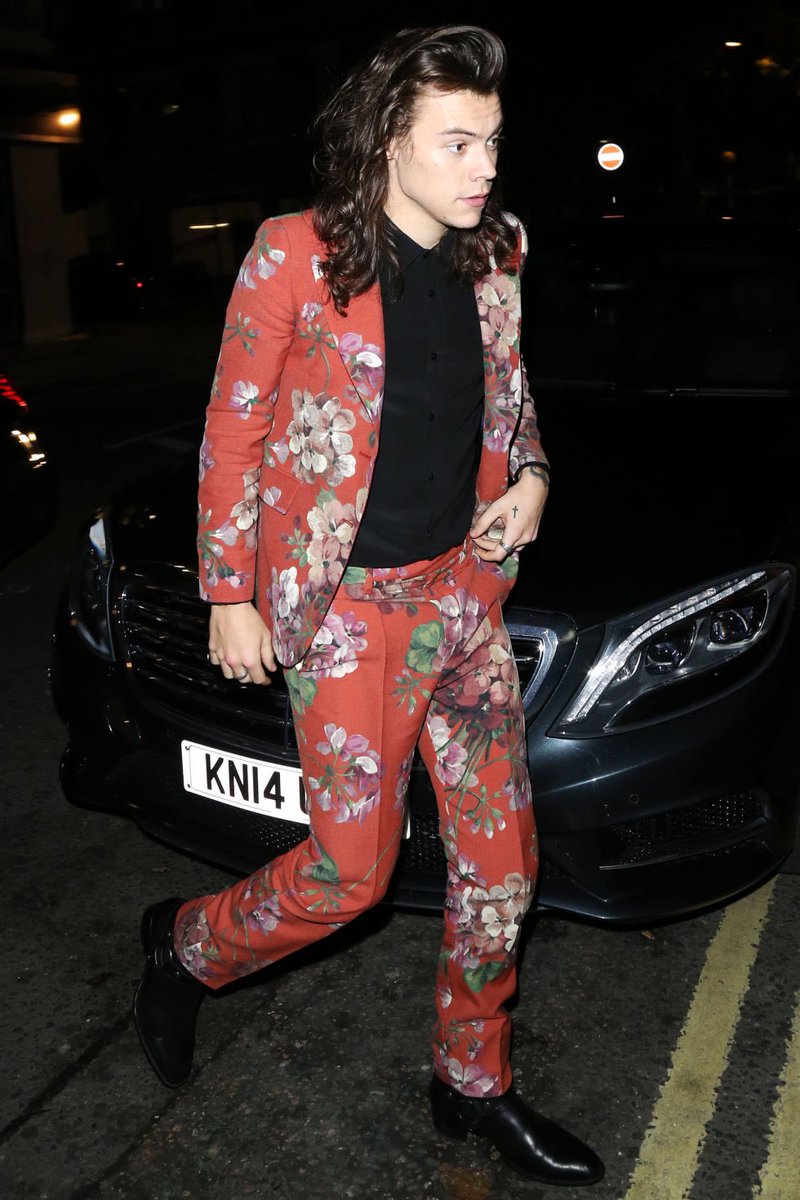 apparelprn's tweet photo. @Harry_Styles rolling up in a nice rose suite https://t.co/aomMRZLyft