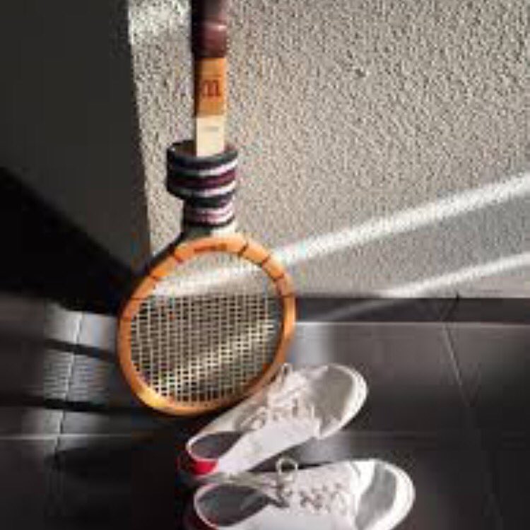 Ready to play 👊🏽#woodenracquet #whiteballs #classic #nostalgie