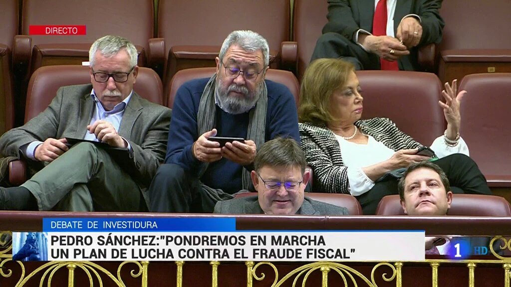 Farmaenfurecida's tweet photo. Cuando ya tienes apuntes de la asignatura pero vas a clase porque pasan lista: https://t.co/aSPkYiVce7